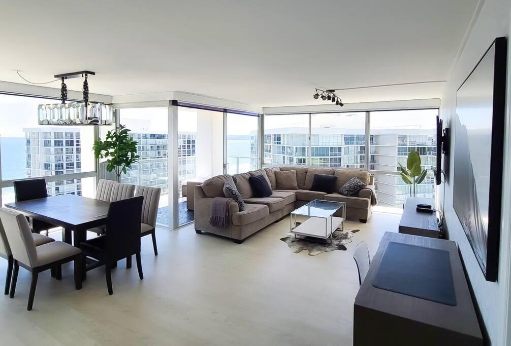 - un salon avec un canapé et une table dans l'établissement Luxury Beach-Front High-Rise Apartment, à San Diego