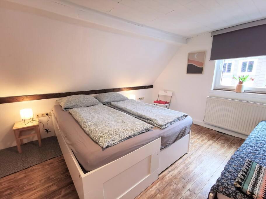 ein Schlafzimmer mit einem großen weißen Bett und einem Fenster in der Unterkunft Fachwerkhaus mitten in der Altstadt - Ferien in Rotenburg in Rotenburg an der Fulda