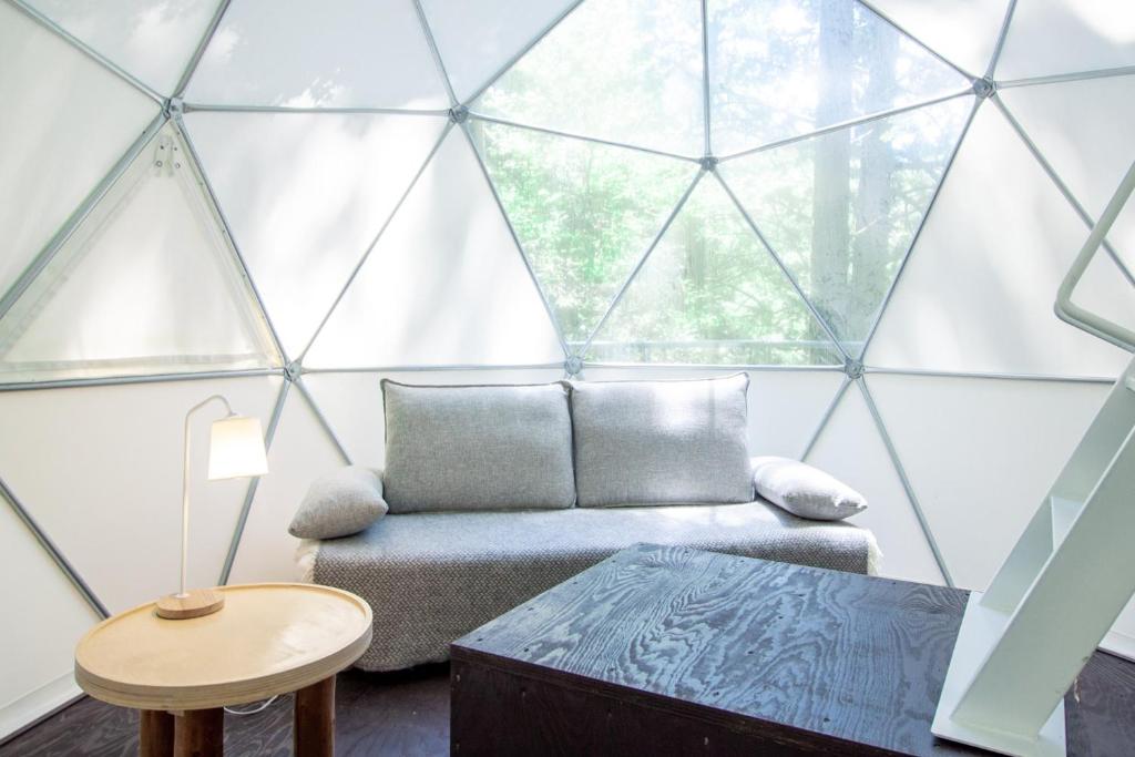 Posezení v ubytování 泊まれる公園 INN THE PARK