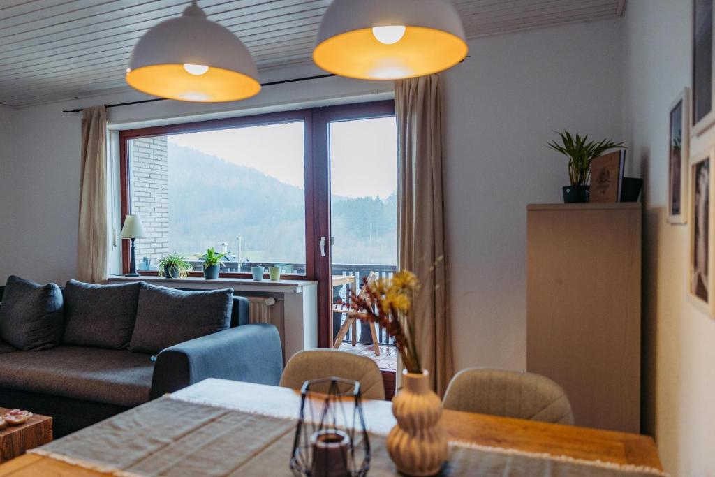 sala de estar con sofá y mesa en Ferienwohnung mit Seeblick — Sport und Erholung, en Winterberg