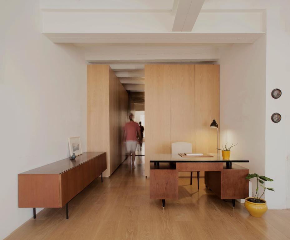 een woonkamer met een bureau en een tafel bij Architect’s home pad - Valletta in Valletta