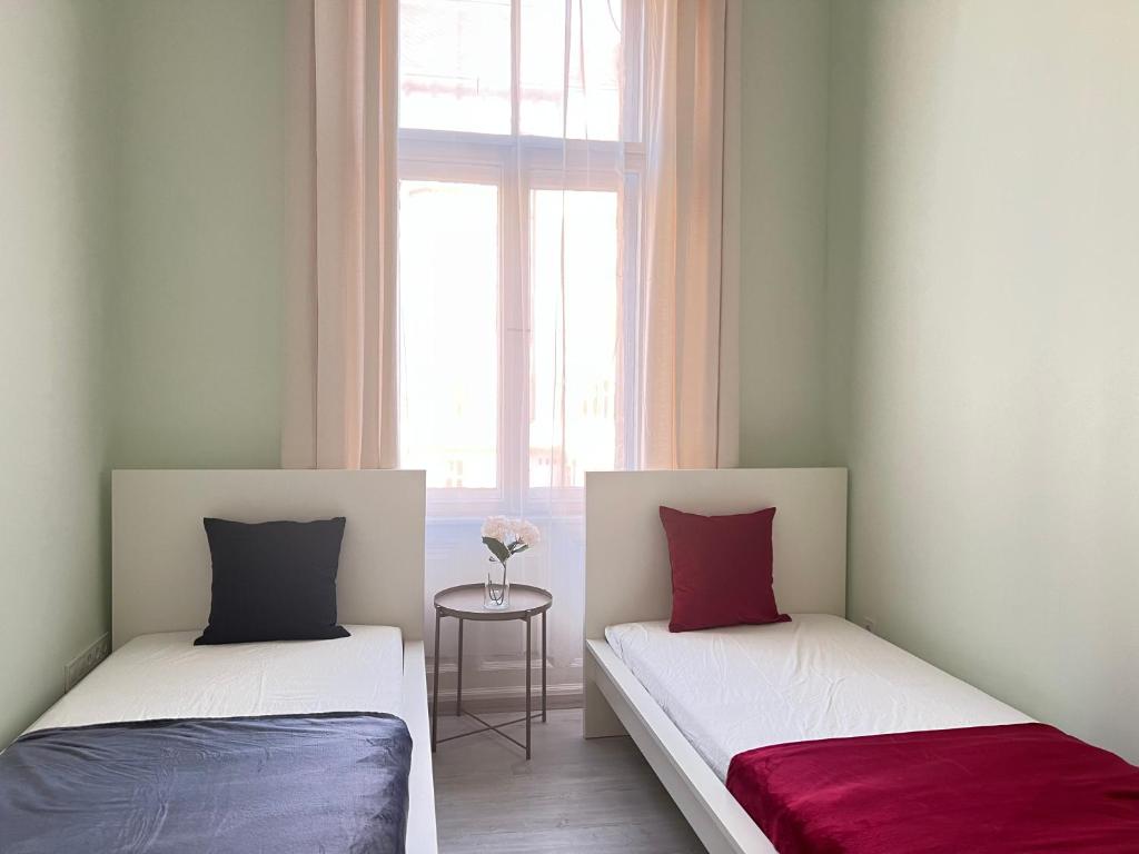 Postel nebo postele na pokoji v ubytování Baross Apartment with Convenience and Style