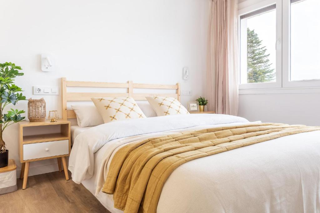 een slaapkamer met een bed met een deken erop bij Estudio Bianca in L'Escala
