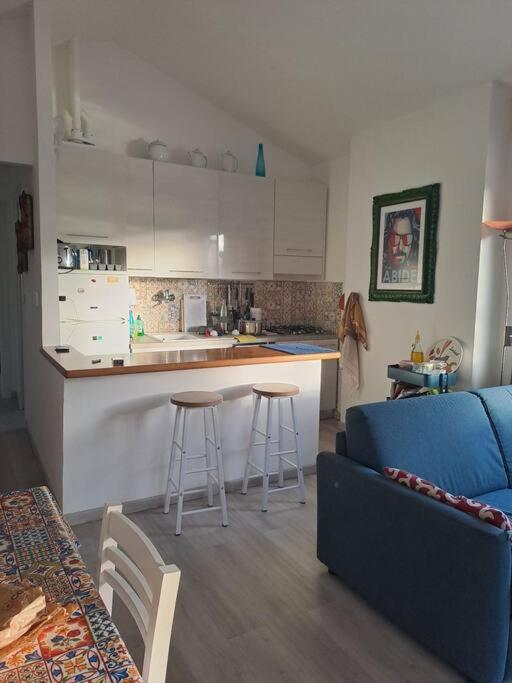 een keuken met een aanrecht en krukken in een kamer bij Appartamento Varazze in Varazze