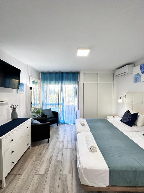 ベナルマデナにあるPADOAN AGUILA 328 Best Viewsのベッドルーム(大型ベッド1台付)、リビングルームが備わります。