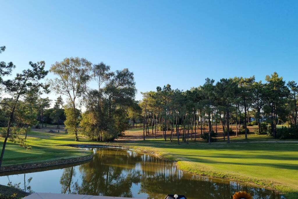 イスランティージャにあるLaguna Golf, Hoyo 17, Islantillaの川付きのゴルフコースの景色を望めます。