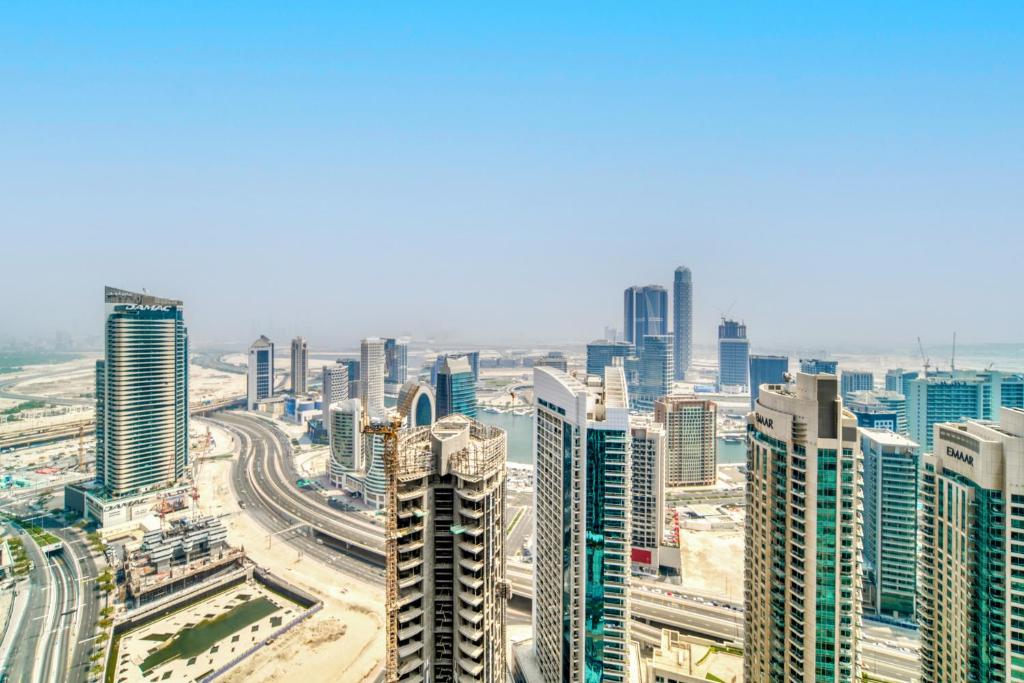Nespecifikovaný výhled na destinaci Dubaj nebo výhled na město při pohledu z apartmánu