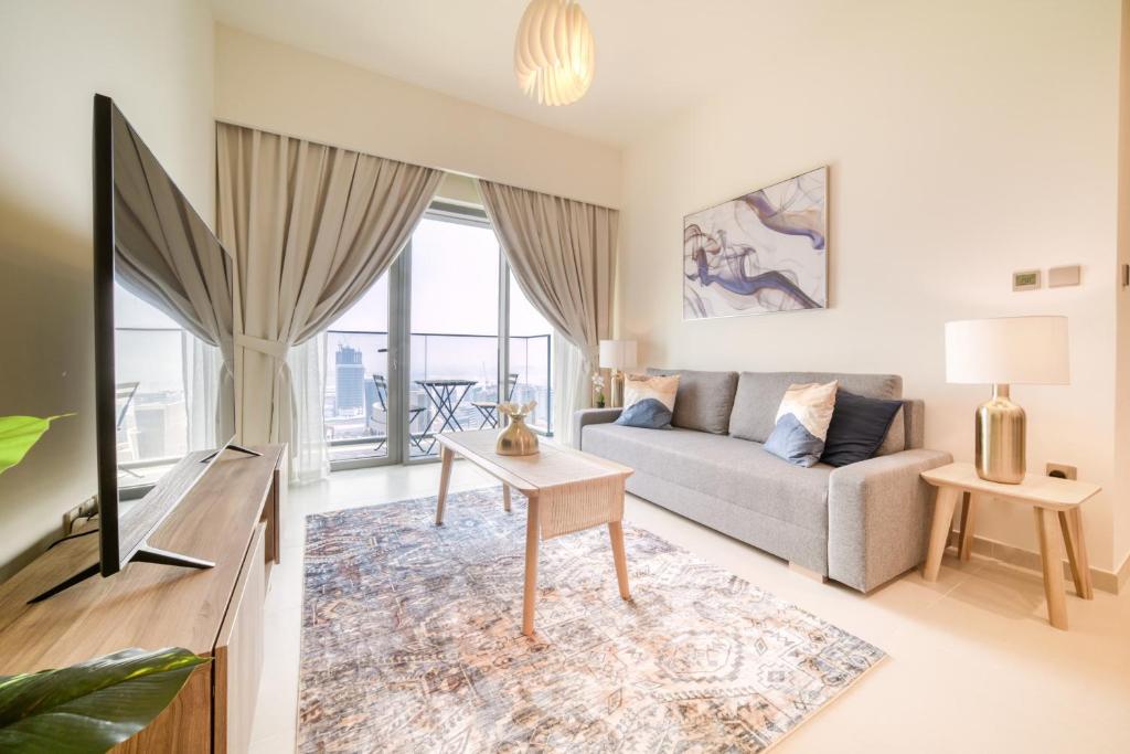 TV a/nebo společenská místnost v ubytování Burj Royale, Downtown Dubai - Mint Stay