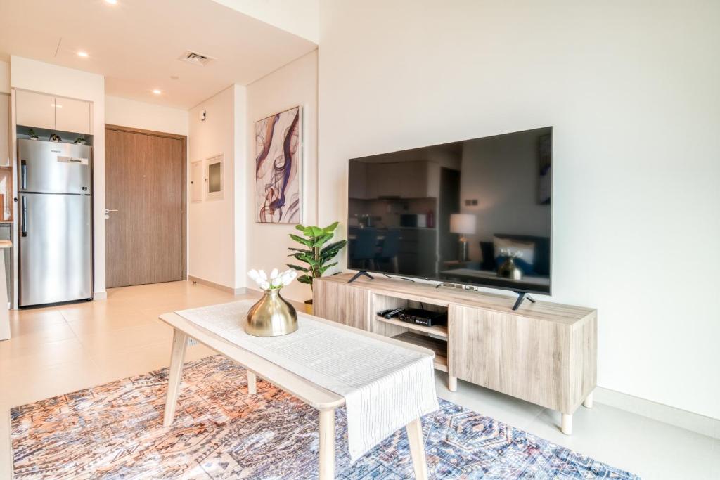 TV a/nebo společenská místnost v ubytování Burj Royale, Downtown Dubai - Mint Stay