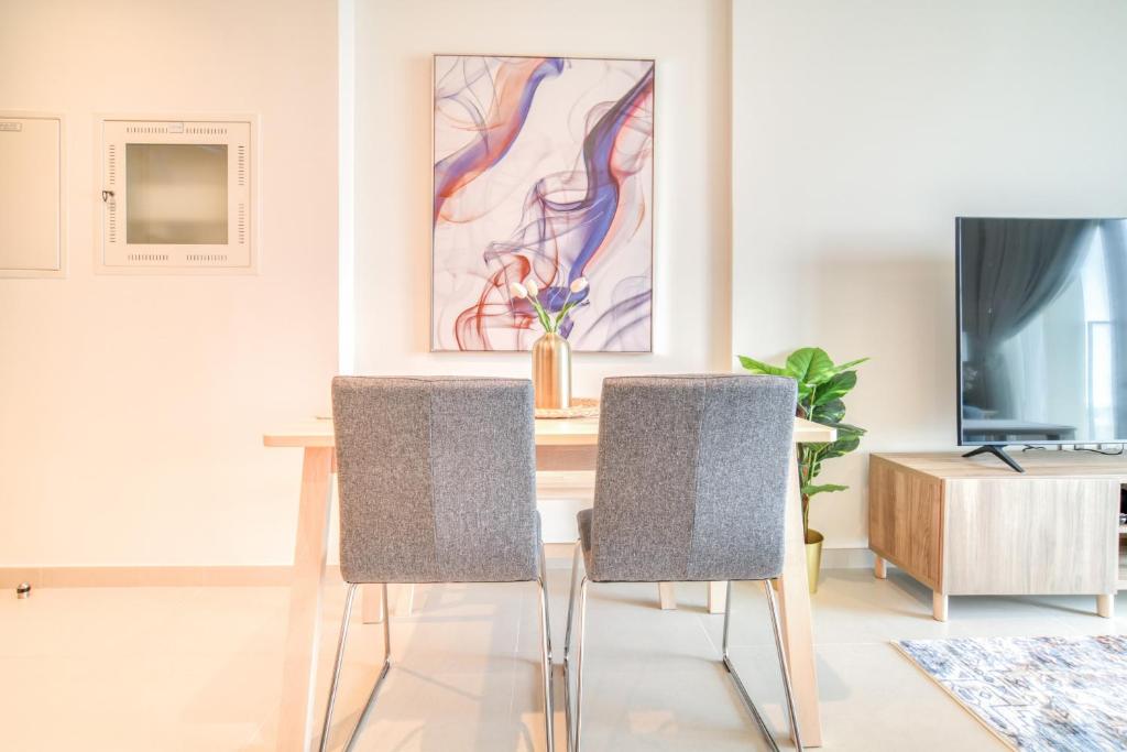 TV a/nebo společenská místnost v ubytování Burj Royale, Downtown Dubai - Mint Stay