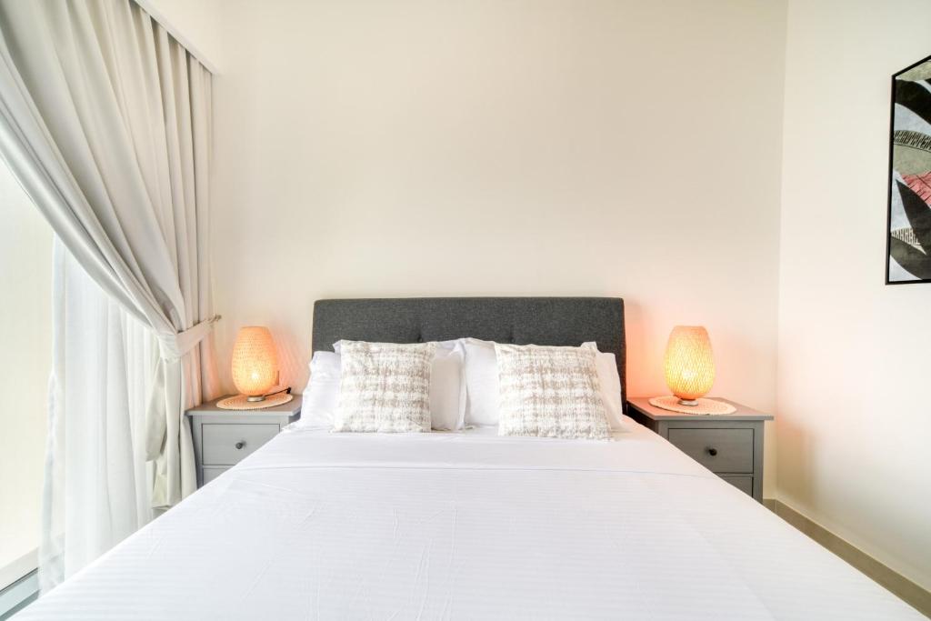 Postel nebo postele na pokoji v ubytování Burj Royale, Downtown Dubai - Mint Stay