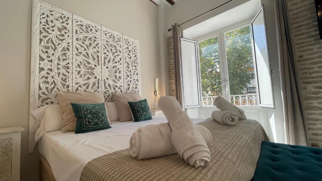 una camera con due letti e asciugamani di Adriano by Global a Siviglia