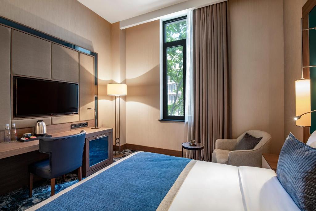 TV a/nebo společenská místnost v ubytování Tbilisi Philharmonic Hotel by Mercure