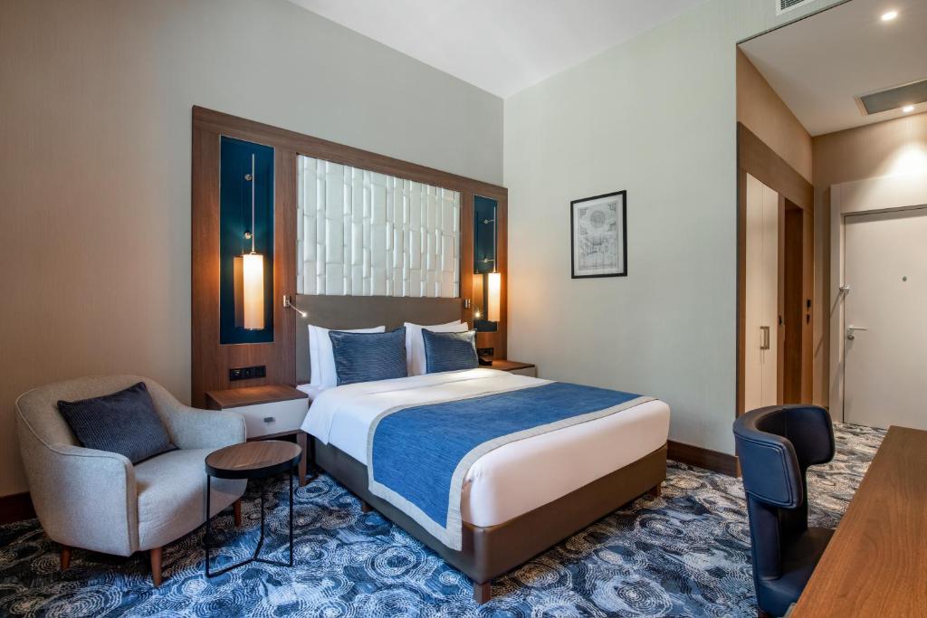 Postel nebo postele na pokoji v ubytování Tbilisi Philharmonic Hotel by Mercure