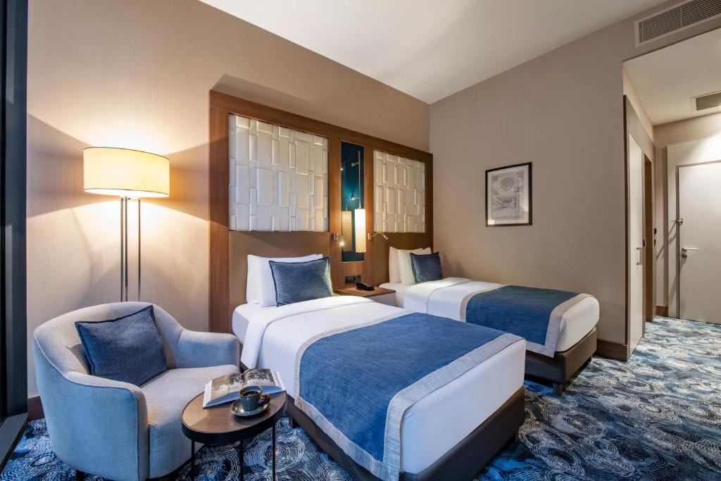 Postel nebo postele na pokoji v ubytování Tbilisi Philharmonic Hotel by Mercure
