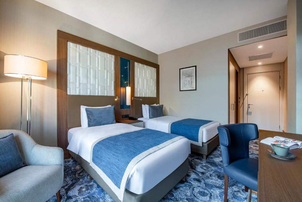 Postel nebo postele na pokoji v ubytování Tbilisi Philharmonic Hotel by Mercure