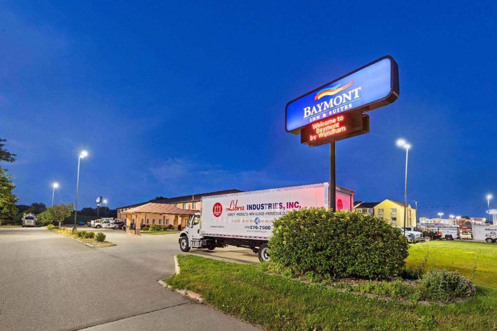 ein LKW parkt auf einem Parkplatz mit Schild in der Unterkunft Baymont by Wyndham Waterloo in Waterloo
