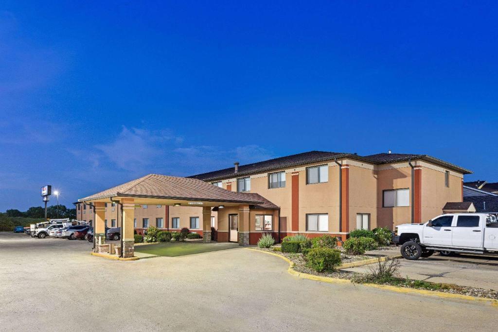 ein Hotel mit einem LKW auf einem Parkplatz in der Unterkunft Baymont by Wyndham Waterloo in Waterloo