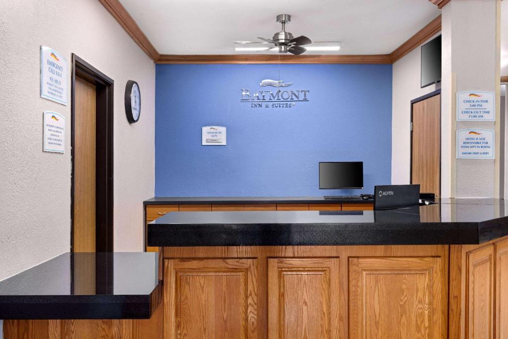ein Büro mit einer blauen Wand mit einem Schild drauf in der Unterkunft Baymont by Wyndham Waterloo in Waterloo