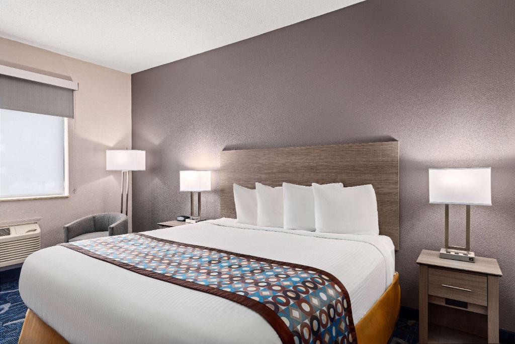 Ein Bett oder Betten in einem Zimmer der Unterkunft Baymont by Wyndham Waterloo
