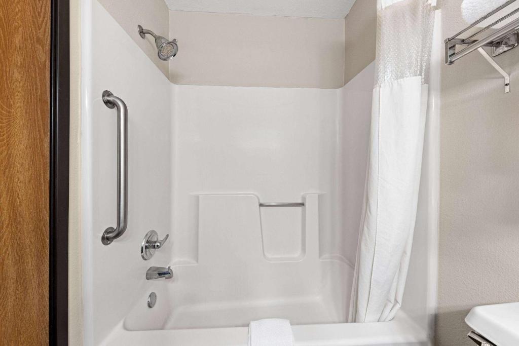 Ein Badezimmer in der Unterkunft Baymont by Wyndham Waterloo