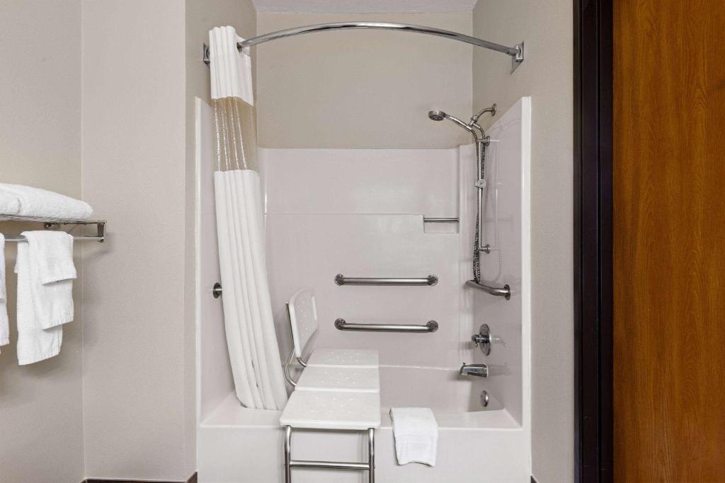 Ein Badezimmer in der Unterkunft Baymont by Wyndham Waterloo