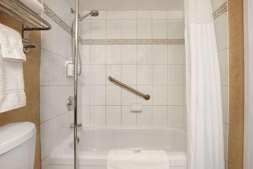 Days Inn by Wyndham Calgary South - Resim 36