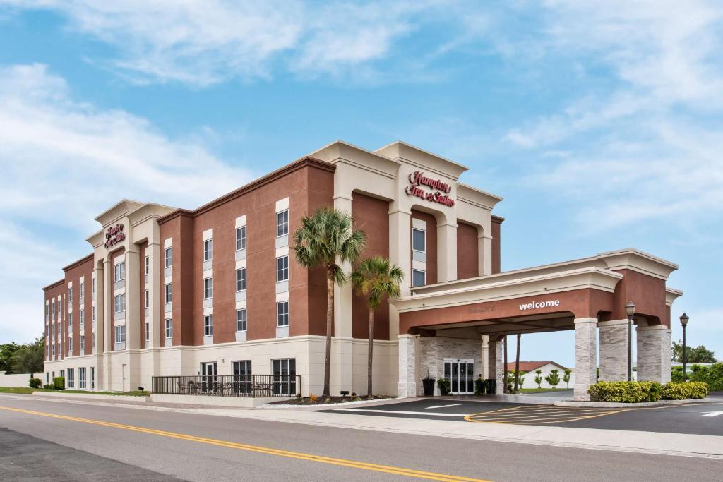 eine Darstellung der Vorderseite eines Hotels in der Unterkunft Hampton Inn & Suites Cape Coral / Fort Myers in Cape Coral