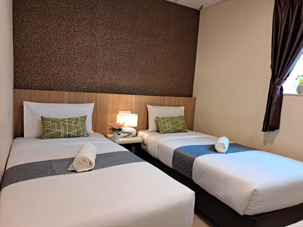Postel nebo postele na pokoji v ubytování SCC Gateway Chinatown Hotel