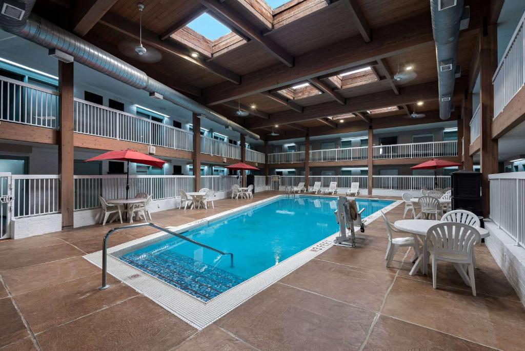 Wyndham Garden Ankeny - King Room - Non-Smoking