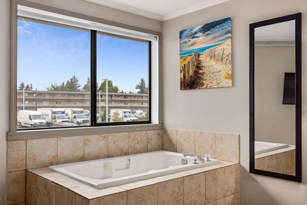 Days Inn by Wyndham Lakewood South Tacoma - Chambre Lit King-Size De Luxe Avec Jacuzzi