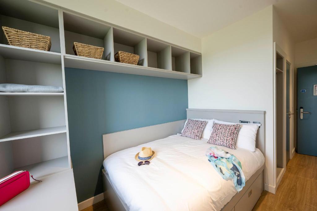 Postel nebo postele na pokoji v ubytování University of Galway Rooms