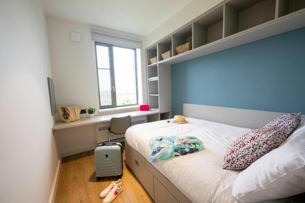 Postel nebo postele na pokoji v ubytování University of Galway Rooms