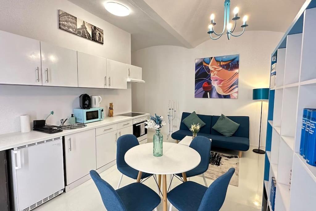 een keuken en eetkamer met een tafel en stoelen bij C’est la vie à Paris Apartment in Wenen