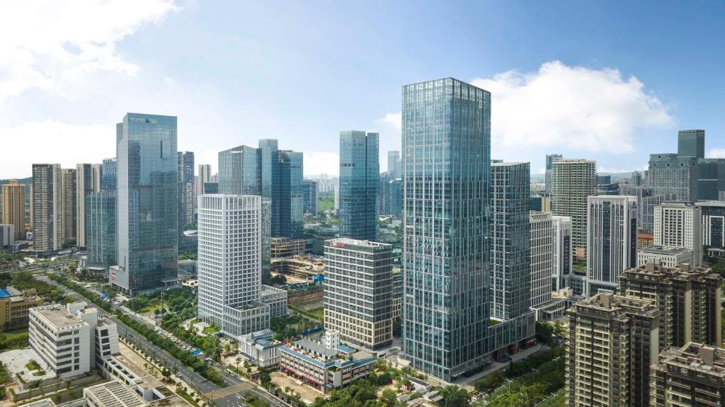 une vue aérienne sur une ville avec de grands bâtiments dans l'établissement Doubletree By Hilton Nanning Wuxiang, à Nanning