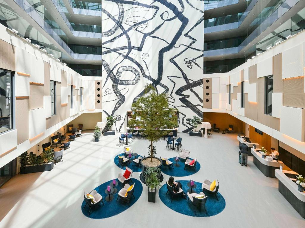 een uitzicht over de lobby van een gebouw bij Mercure Geneva Airport in Genève