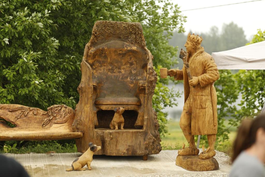 Una statua di un uomo con due cani in un forno di Ala Sarise saunamaja 