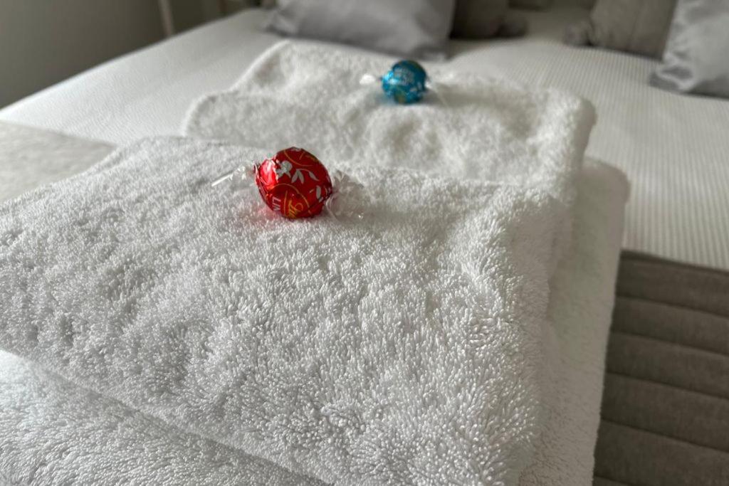 a red and blue bead sitting on top of a bed at Whitstable The Jolly in Whitstable