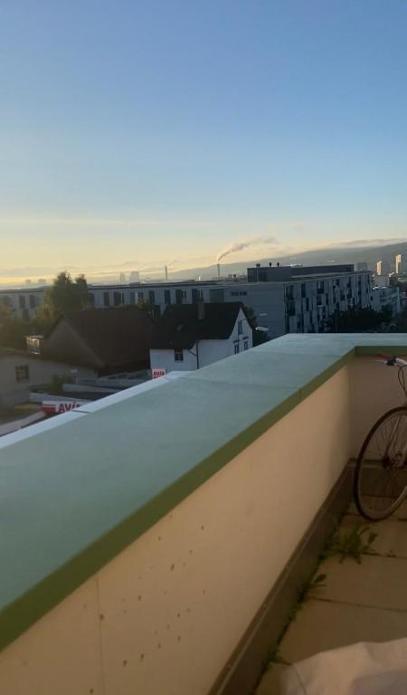 uma bicicleta sentada no telhado de um edifício em Rooftop Apartment - Zurich Airport em Zürich