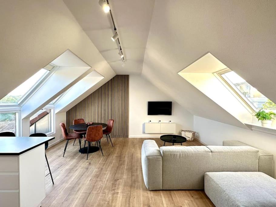 een woonkamer met een bank en een tafel bij Stylisches Apartment in zentraler Lage - mit Klima in Karlsruhe