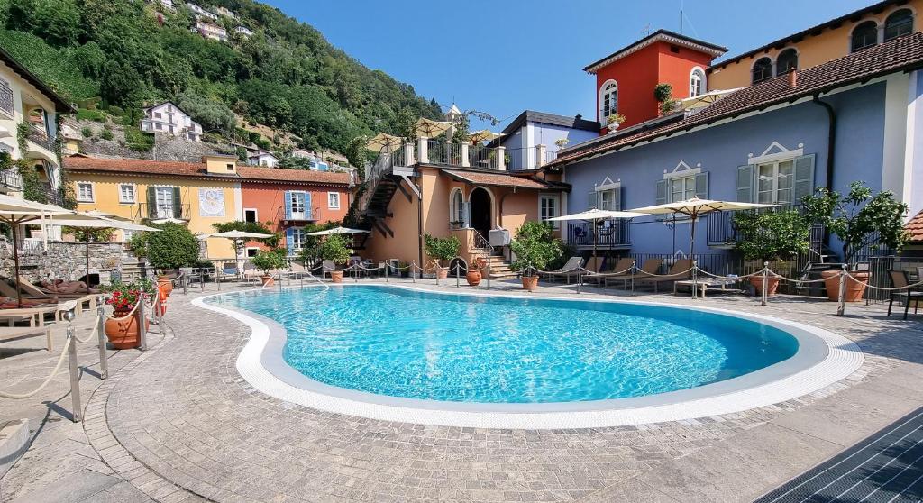Bazén v ubytování Hotel Cannero nebo v jeho okolí