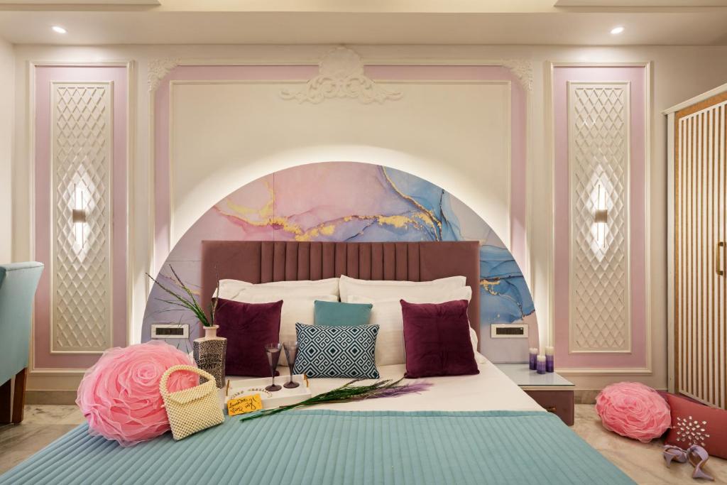 Postel nebo postele na pokoji v ubytování Sarang Palace - A Luxury Boutique Hotel