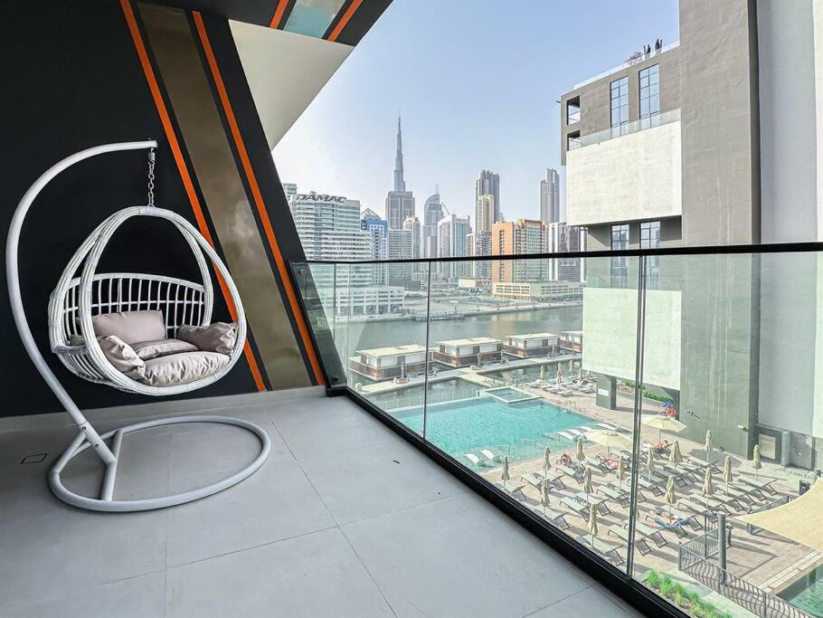Πισίνα στο ή κοντά στο Trophy Amazing Burj Khalifa Views from This Stylish Condo