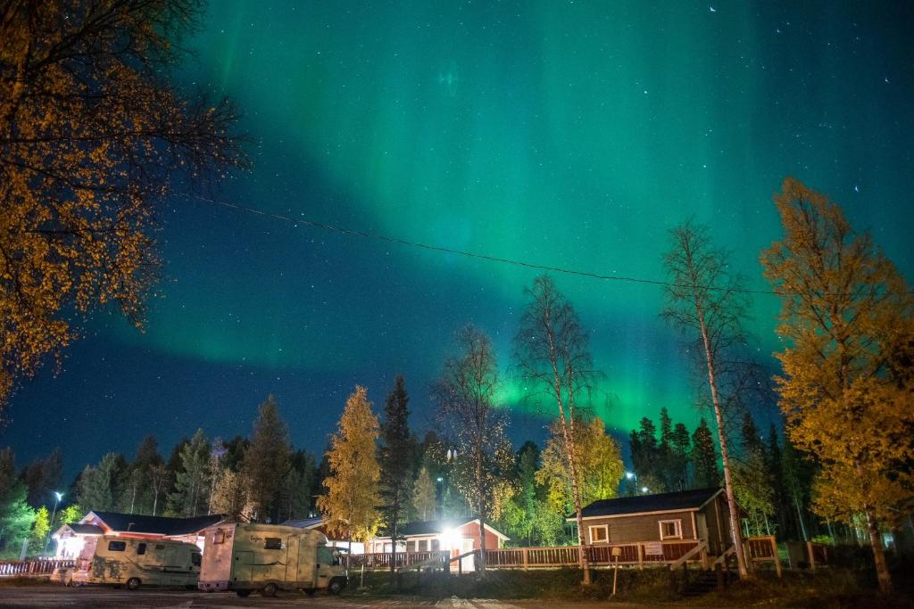 obraz zorzy tańczącej na niebie w obiekcie Ivalo River Camping w mieście Ivalo