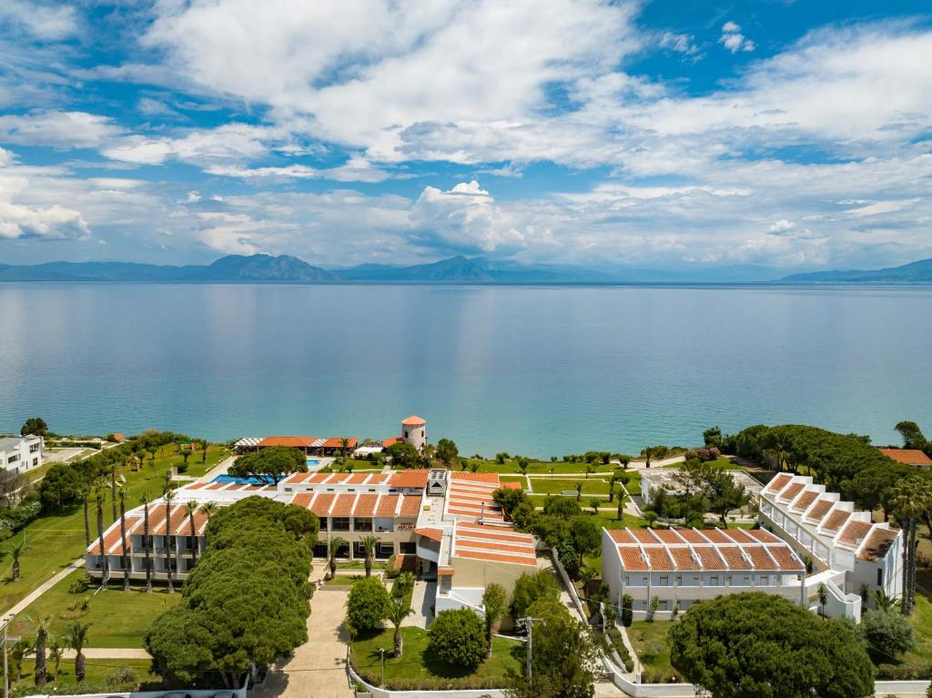 una vista aérea de un complejo situado junto a un cuerpo de agua en Hotel Pavlina Beach, en Niforeika