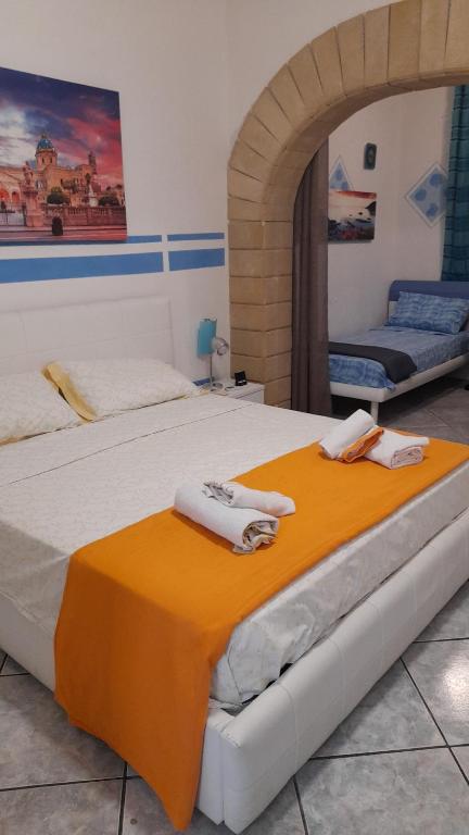 sypialnia z 2 łóżkami i ręcznikami w obiekcie Stella Mare w mieście Santa Flavia