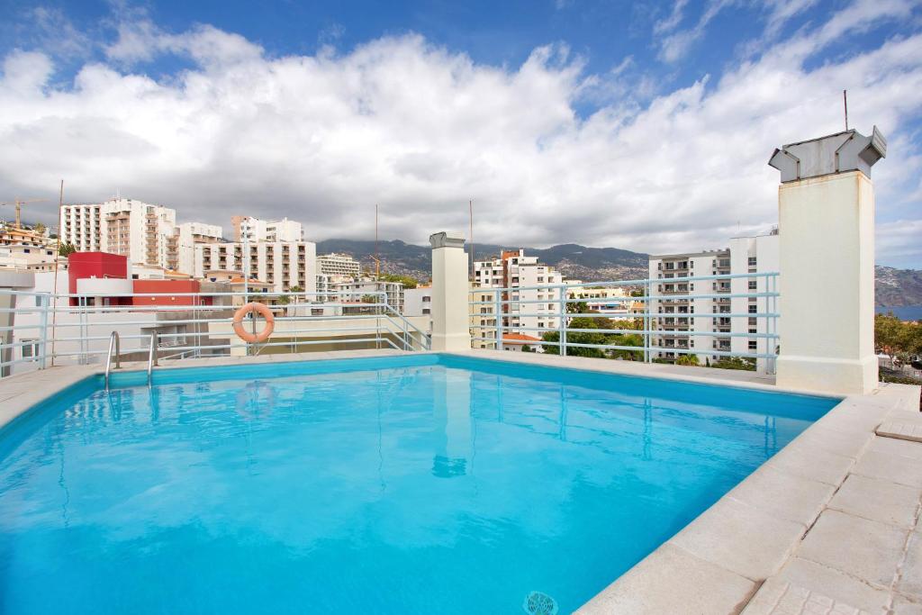 una piscina en la azotea de un edificio en Madeira Sun, en Funchal