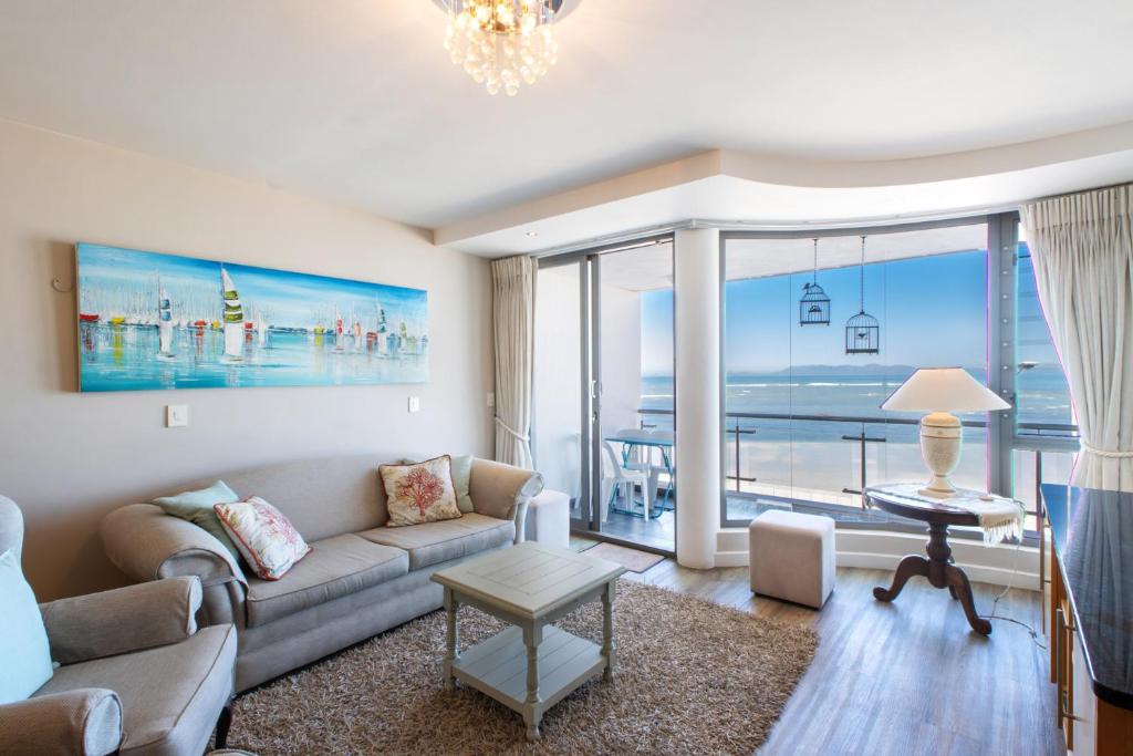 sala de estar con sofá y mesa en Hibernian Towers 309 Strand - Luxury Self Catering en Ciudad del Cabo