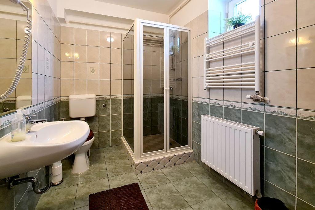 Koupelna v ubytování Atmoszféra Apartman