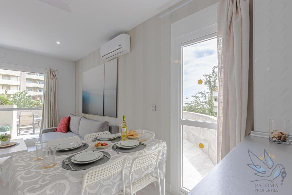 Fotografia z galérie ubytovania Benal Beach 2BDR beachfront apartment with water park v destinácii Benalmádena